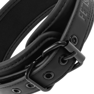 Fetish Neoprene Halsband & Koppel har en svart krage i konstläder med ett metallspänne, öljetter och "FETISH" präglad på den. Den tillför lockelse till alla samlingar med sin släta struktur och nitade spänne för säker stängning.
