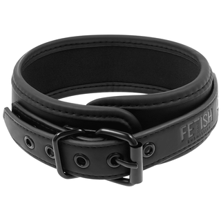 Fetish Neoprene Halsband & Koppel har en svart läderkrage med metallspänne och genomföringar, präglade med "FETISH" på sidan. Den är tjock, vadderad och justerbar och är perfekt för BDSM-entusiaster som söker stil och funktion.