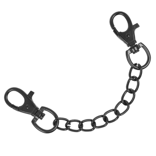 Den svarta metallkedjan har två hummerklospännen i varje ände, perfekt för BDSM-nybörjare. Isolerad på en vit bakgrund är det ett mångsidigt tillägg till din samling av föremål som "Handfängsel med neoprenfoder.