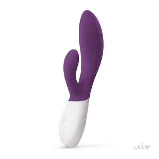 En lila och vit LELO Ina Wave 2 personlig massageapparat står upprätt på en vit bakgrund och visar upp sin eleganta design med två böjda armar. Varumärket "LELO" syns på basen och framhäver dess signatur rabbitvibrator vågliknande rörelse.