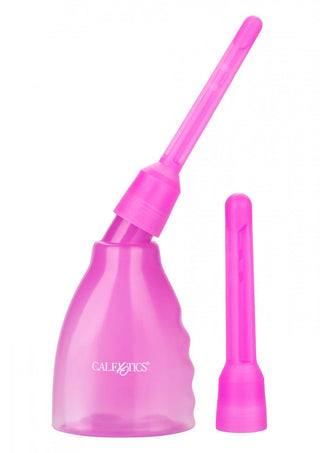 En rosa genomskinlig plast "Intim Dusch 160ml" flaska, med ett långt, tunt munstycke och ett extra kortare munstycke bredvid. Kroppen bär "CalExotics"-logotypen i vitt.