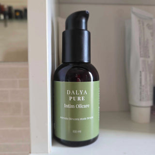 Dalya Pure Intim Oilcare 100 ml klar plastflaska med vit etikett och lock, enkel design, ingen doft noterad.