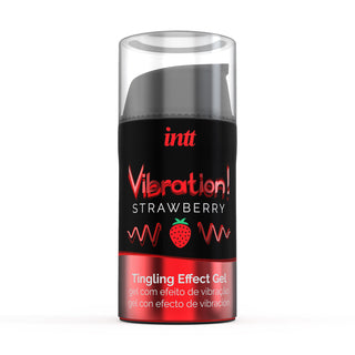 Den svarta flaskan med "Intt Vibration Orgasmgel" har ett genomskinligt lock, med etiketten med röd och vit text och en söt jordgubbsillustration. Produktbeskrivningen är tillgänglig på flera språk för användarens bekvämlighet.
