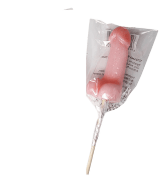 Snopp Godis Klubba 120 G är en rolig, rosa, anatomiskt inspirerad klubba inlindad i klar plast med en ingrediensetikett. Perfekt för môhippor och svensexor, den är fotograferad på en plan yta med skuggor som accentuerar dess unika form på en pinne.