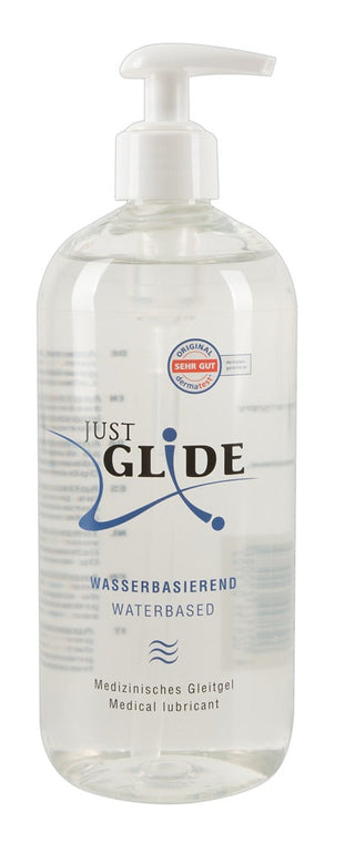 En genomskinlig pumpflaska av plast märkt "Just Glide Waterbased Glidmedel" innehåller ett kvalitetsvattenbaserat medicinskt smörjmedel, med text på tyska och engelska. Med en "Sehr Gut"-godkännandeetikett är den idealisk för effektiv användning med pumpflaskor.