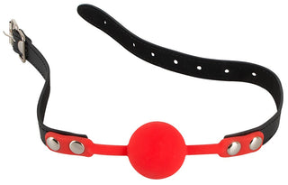 Justerbar Röd Gag - Utan Hål, med en röd gagboll med en svart justerbar rem och metalldubbar, sticker ut mot en vit bakgrund och lockar bondage-entusiaster.
