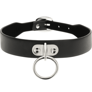 Halsband med O-Ring" är en choker i svart läder med en O-ring och stängning med spänne, som erbjuder en edgy och sofistikerad stil.