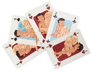 En lekfull "Kortspel - Kama Sutra"-lek med fem färgglada spelkort med tecknade par som omfamnar, var och en i olika färger.