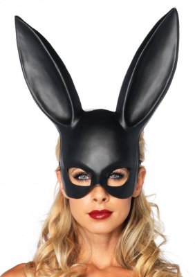 En person som självsäkert bär Bondage Bunny Mask i svart, med stora öron och slående rött läppstift.