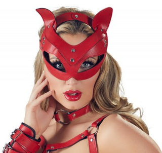 En person som bär Katt Ögonmask - Bad Kitty, en röd djävulshornsmask som påminner om en kattmask, tillsammans med matchande sele och handledsmanschetter, perfekt för rollspel eller scenarier för husdjurslek.