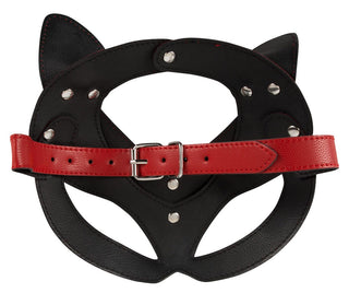Katt Ögonmask - Bad Kitty är en svart lädermask med röd rem, silvernitar och kattöron, idealisk för husdjurslek eller rollspelsentusiaster.