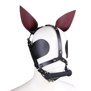 Häst Huvudmasken, en svart läderaccessoar med hundöron designad för cosplay, visas på ett vitt skyltdockahuvud.