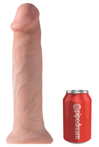Realistisk Dildo - King Cock - 37 cm står bredvid en röd läskburk för storleksjämförelse, som symboliserar äkthet och kvalitet med sin kötttonade design.