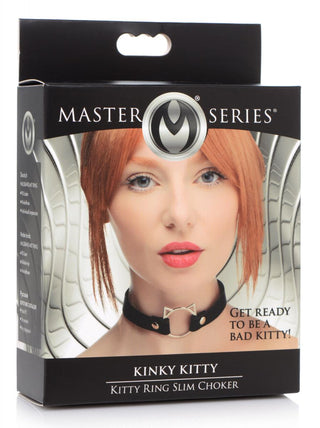 Produktförpackningen har en iögonfallande bild av en rödhårig individ som bär Kinky Kitty Choker, gjord av snyggt veganskt läder. Denna eleganta design förstärker sin tilltalande, med en lätt justerbar choker för personlig komfort och stil.