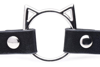 Kinky Kitty Choker har ett svart veganskt läderband prydd med en cirkulär silverfärgad kattöron och metalldubbar, vilket ger en edgy känsla.