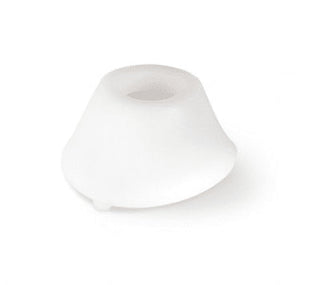 Den vita silikondropparen, med en bred bas och smal öppning på en vit bakgrund, förbättrar din upplevelse perfekt med Womanizer Extra Cap.