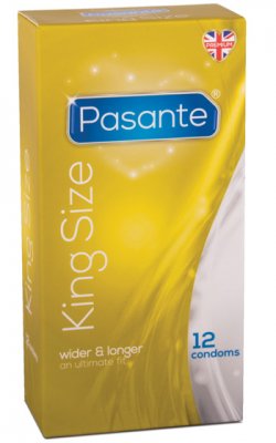 En gul ask med Pasante - King Size kondomer med 12 extra långa och breda kondomer har en brittisk flaggsymbol i hörnet.