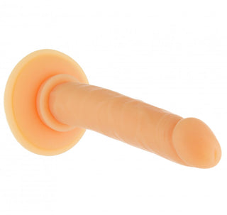 Addiction Dildo Med Sugpropp - 12 cm är kötttonad, latexfri och har en sugkoppsbas på en vit bakgrund.