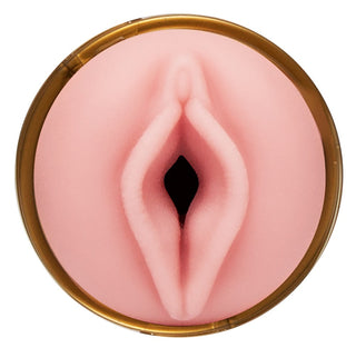 En rosa silikonprodukt som liknar läppar, inramad i en cirkulär gyllene kant, föreslår diskret Fleshlight Quickshot - Anal & Vagina för ökad intimitet.