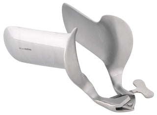 Vaginal Speculum - Metall är ett medicinskt verktyg i rostfritt stål med justerbara blad, utformat för precision och hygien på en vit bakgrund.
