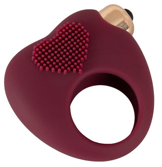 Röd Vibrerande Cockring är en vinröd penisring som har en texturerad hjärtdesign och en guldknapp på toppen.