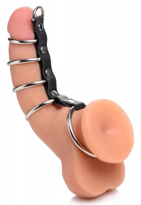 Metall Ringar Kukbur, med sin falliska design, metallringar och säkra svarta band, framkallar en luft av sexuell spänning.