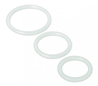 Ett set som heter Penisring Clear 3-Pack, tillverkat av silikon, med tre genomskinliga vita ringar i olika storlekar arrangerade i fallande ordning.
