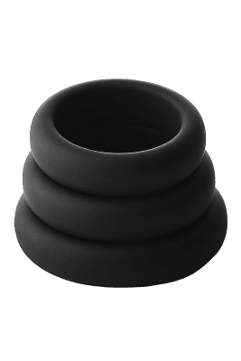 RamRod Silicone Cockring 3-Pack är en elegant uppsättning av tre svarta silikonpenisringar, slående presenterade mot en skarp vit bakgrund.