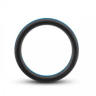 Silikon Kukring Go Pro, en elegant svart penisring med en tunn blå kontur, sticker ut mot en vanlig vit bakgrund.