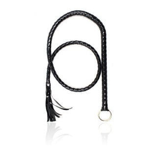 En svart flätad läderpiska med tofsar och en metallringände på vit bakgrund, som förkroppsligar Lack Bullwhip-essensen.