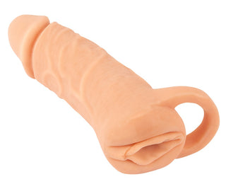 2in1 Extension + Masturbator har en beige silikonhylsa med sluten ände gjord av Nature Skin-material, med ett öglehandtag i den öppna änden.