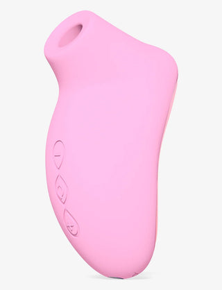LELO SONA 2 Travel är en rosa, böjd klitorisstimulator i silikon med tre knappar och SenSonic™-teknik, designad för personligt bruk – visad mot en vit bakgrund.
