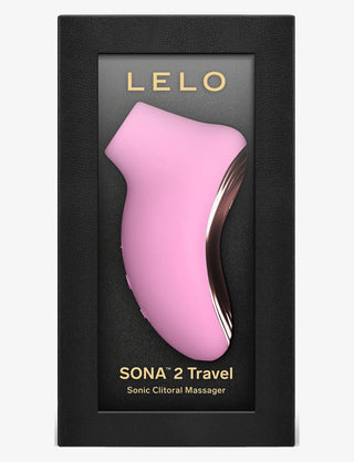En förpackad LELO SONA 2 Travel klitorisstimulator med SenSonic-teknik visas i en elegant svart förpackning.