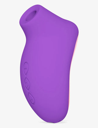 LELO SONA 2 Travel är en lila silikon handhållen klitorisstimulator med knappar, en rundad form, en toppöppning och SenSonic-teknik för förhöjda förnimmelser.