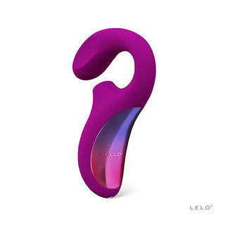 Enigma Cruise LELO är en lila ergonomisk massageapparat med en böjd design och ett litet fönster, utformad för extraordinära G-punktsupplevelser. Den är vattentät och har LELO-loggan i botten.