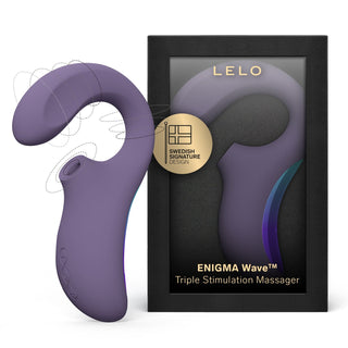 Lila LELO Enigma Wave trippelstimulerande vibrator med innovativ WaveMotion™-teknik visa bredvid sin eleganta svart-guldförpackning.