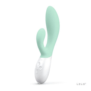 LELO Ina 3 är en mintgrön kaninvibrator med en elegant ergonomisk design med dubbla motorer, kompletterat med ett vitt handtag och intuitiva kontrollknappar för dubbel stimulering.