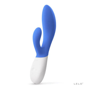 LELO Ina Wave 2 är en elegant personlig massageapparat med blå och vita nyanser, med två böjda förlängningar. Inspirerad av vågliknande rörelse är den större förlängningen långsträckt och slät, medan den mindre kröker sig mjukt. Handtaget visar tydligt "LELO"-logotypen.