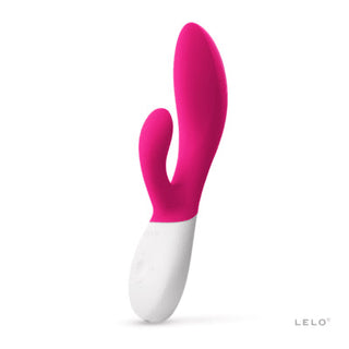 LELO Ina Wave 2 är en rosa och vit personlig massageapparat med en böjd, dubbelstimulerande design som liknar en traditionell kaninvibrator, med vågliknande rörelse för en innovativ upplevelse och en elegant placerad logotyp i det nedre högra hörnet.