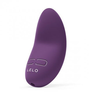 LELO Lily 3 är en lila böjd personlig massageapparat med kraftfulla vibrator, som visar upp två knappar och det ikoniska LELO-varumärket, allt elegant visas på en vit bakgrund.