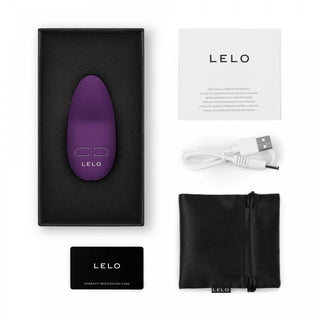 LELO Lily 3, i lila, kommer i en svart låda. Den har kraftfulla vibrationer och inkluderar en USB-kabel, garantikort, förvaringsväska och bruksanvisning på vit bakgrund.