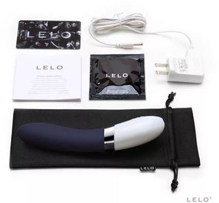 LELO Liv 2-satsen innehåller USB-laddning, laddare, bruksanvisning, förvaringsväska och ett provsmörjmedelspaket.