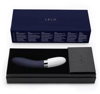 LELO Liv 2 vibratorn har USB-laddning och kommer i en svart presentförpackning med ett marinblått lock som visar produktinformation.