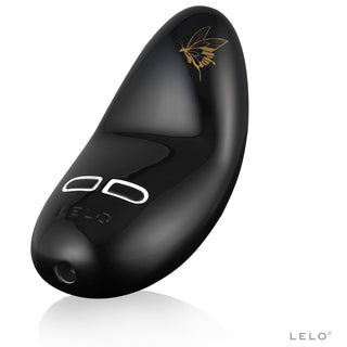 LELO Nea 3 är en elegant svart böjd personlig massageapparat, med vita knappar och en guldfjärilsdesign. Ställd mot en vanlig vit bakgrund sticker dess släta reflekterande yta ut med "LELO" präglad vid basen.