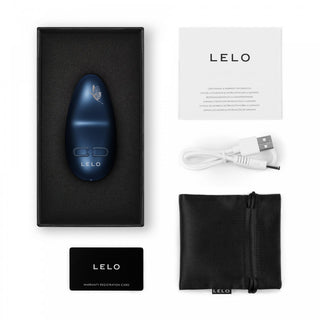 En LELO Nea 3 i mörkblått, inrymd i en svart låda med garantikort, USB-laddningskabel, svart dragsko och instruktionshäfte på en vit yta.