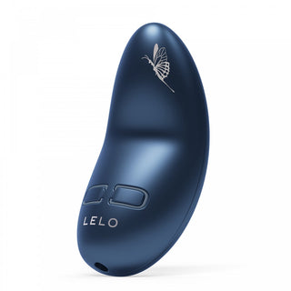 LELO Nea 3 är en elegant, mörkblå böjd elektronisk enhet med knappar och en fjärilsillustration på ytan, med varumärket "LELO" tryckt på den.