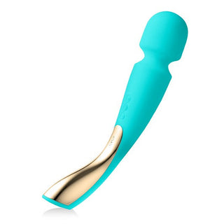 LELO Smart Wand 2 Large är en handhållen massageapparat i turkos och guld med ett ergonomiskt bultformigt huvud och handtagsknappar.