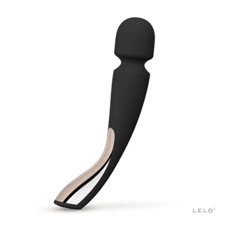 LELO Smart Wand 2 Medium är en svart personlig massageapparat med en svängd design och slät finish, märkt med Lelo i hörnet. Denna trollstavsliknande enhet kombinerar elegans och kraft för att leverera en exceptionell avkopplingsupplevelse.