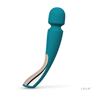 Teal LELO Smart Wand 2 Large med en elegant, böjd design och metallic accent på handtaget. "LELO" märkesnamn synligt i hörnet.