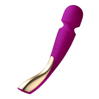 LELO Smart Wand 2 Large är en lila personlig massageapparat med ett rundat huvud och eleganta gyllene accenter. Dess ergonomiska design har mjukt böjda linjer och en mjuk struktur.